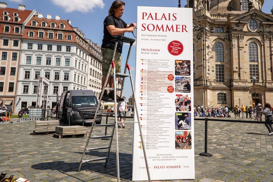 Nicht zu übersehen: Der Palais Sommer wird auf dem Neumarkt aufgebaut. Rico Meier (49) hilft dabei.