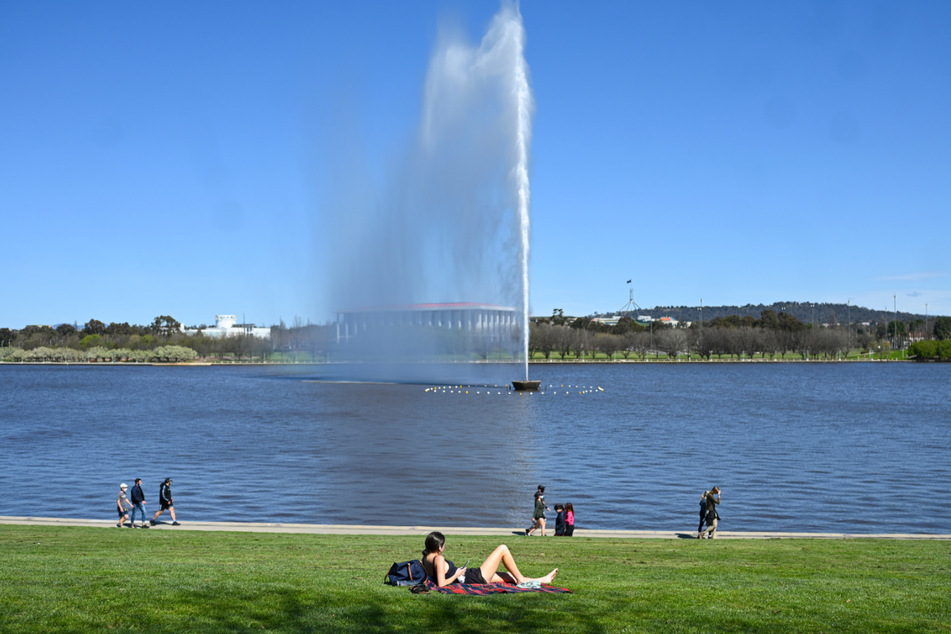 Anwohner genießen den Sonnenschein am Ufer des Lake Burley Griffin in Canberra.
