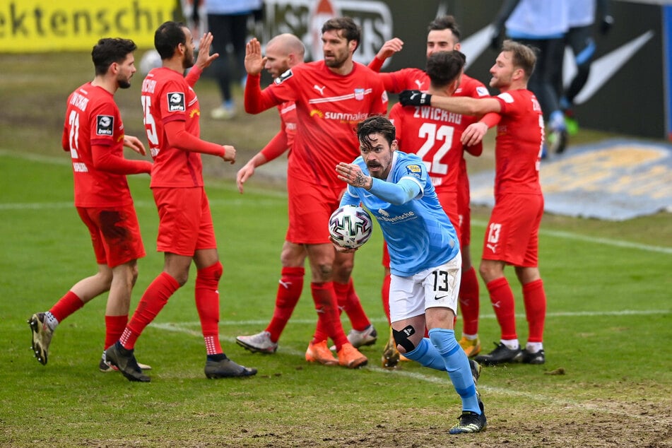 Dennis Erdmann (v.) und der TSV 1860 München haben gegen den FSV Zwickau eine vermeidbare Niederlage hinnehmen müssen.