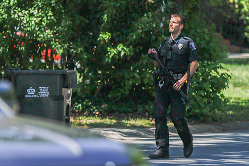 Ein Polizist patrouilliert nach der Schießerei durch die Nachbarschaft.