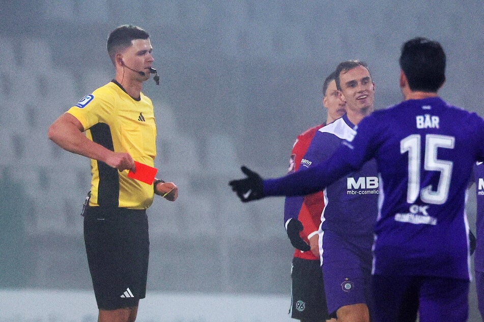 Gelb-Rot für Aue-Spieler Kilian Jakob. Die Mannschaft musste etwa 30 Minuten in Unterzahl spielen.