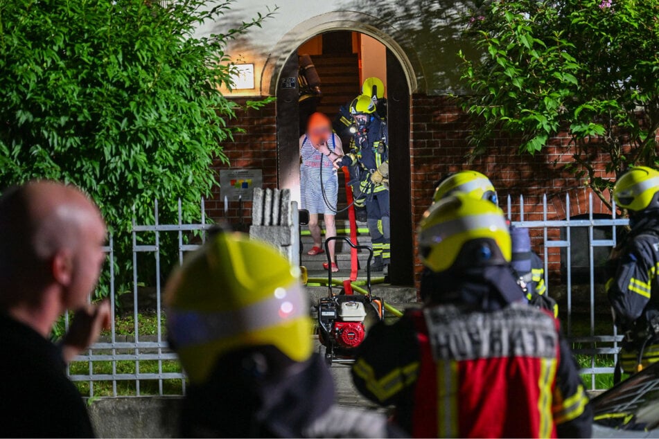 Unter Atemschutz wurde eine Frau aus dem Haus gebracht.