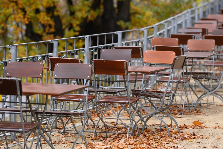 Leere Stühle in einem Dresdner Biergarten: Solche Bilder wird es im November dank einem neuen Corona-Lockdown in ganz Sachsen zu sehen geben.