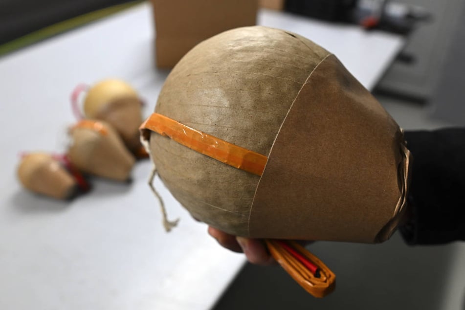 Ein 17-Jähriger soll die gefährliche Kugelbombe gezündet haben, die den Jungen beinahe das Leben gekostet hätte. (Symbolfoto)