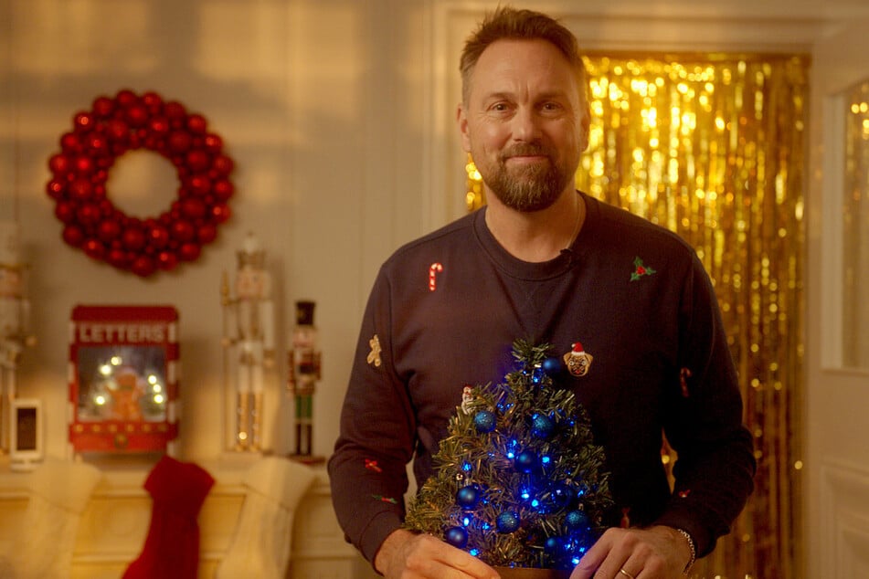 Für eine Werbekampagne schlüpft Moderator und Hollywood-Reporter Steven Gätjen (52) in einen mit Tannenbaum geschmückten "Ugly Christmas Sweater". Und das gar nicht mal so unfreiwillig.