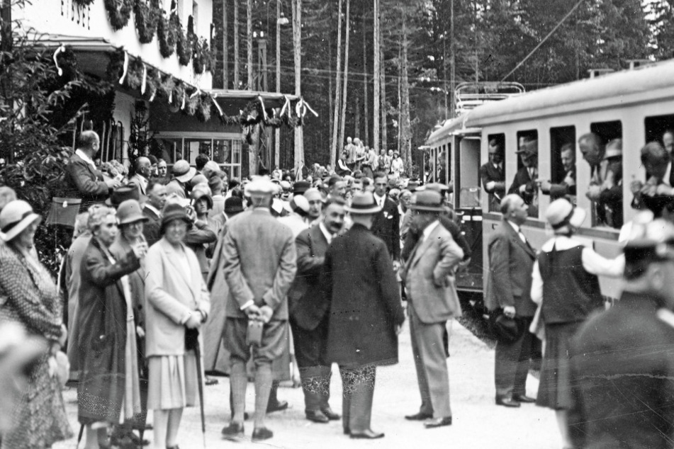 Das historische Foto zeigt die Eröffnung der Strecke der Bayerischen Zugspitzbahn im Jahr 1930. (Archivbild)