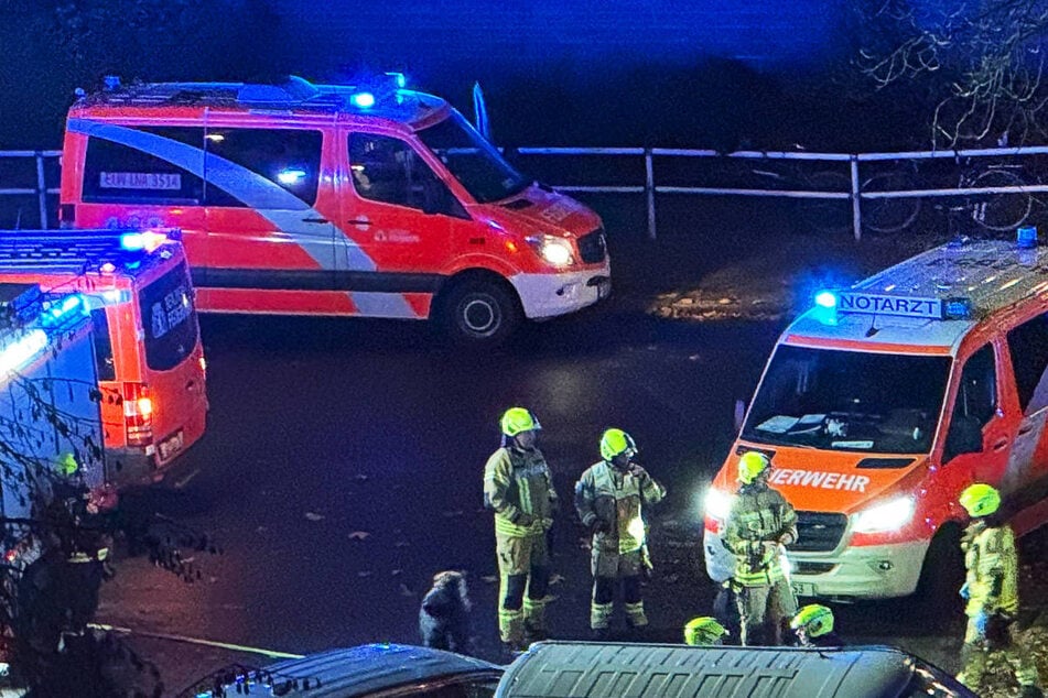 Auto unter Laster eingeklemmt: 16-Jähriger lebensbedrohlich verletzt