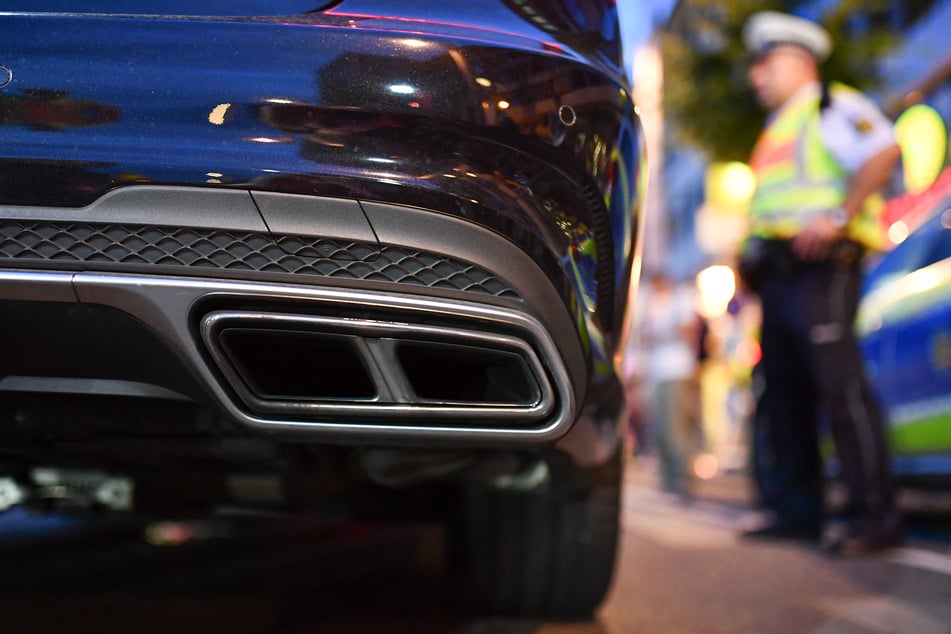 Als sich ein Polizist dem Auto näherte, ergriff der Fahrer die Flucht - und der Beamte schoss. (Symbolbild)