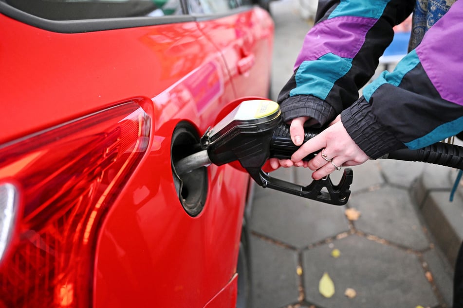 Tanken ist im Osten Deutschlands klar teurer als im Westen.