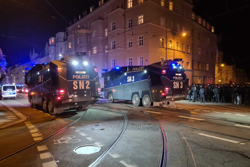 Wasserwerfer stehen in Connewitz bereit.