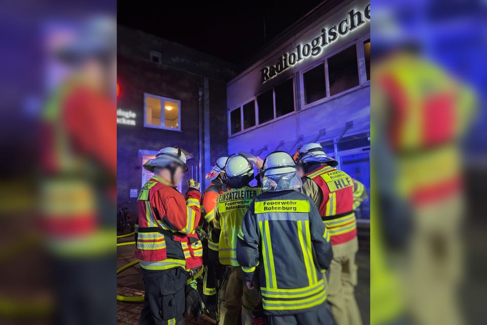 Die Feuerwehrleute besprechen das weitere Vorgehen.