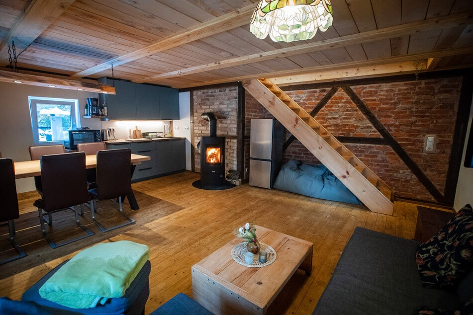 Die Hütte "Wandersruh" besteht, wie auch die anderen Unterkünfte, fast ausschließlich aus selbst gezimmerten Holz-Möbeln.