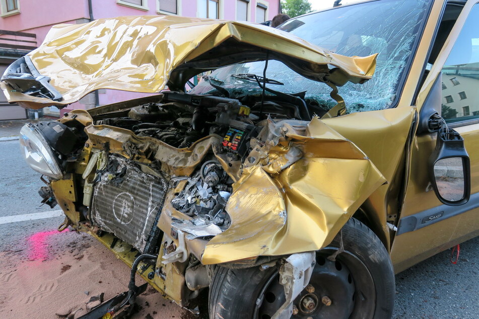 Der Citroën wurde bei dem Crash im Frontbereich stark beschädigt.