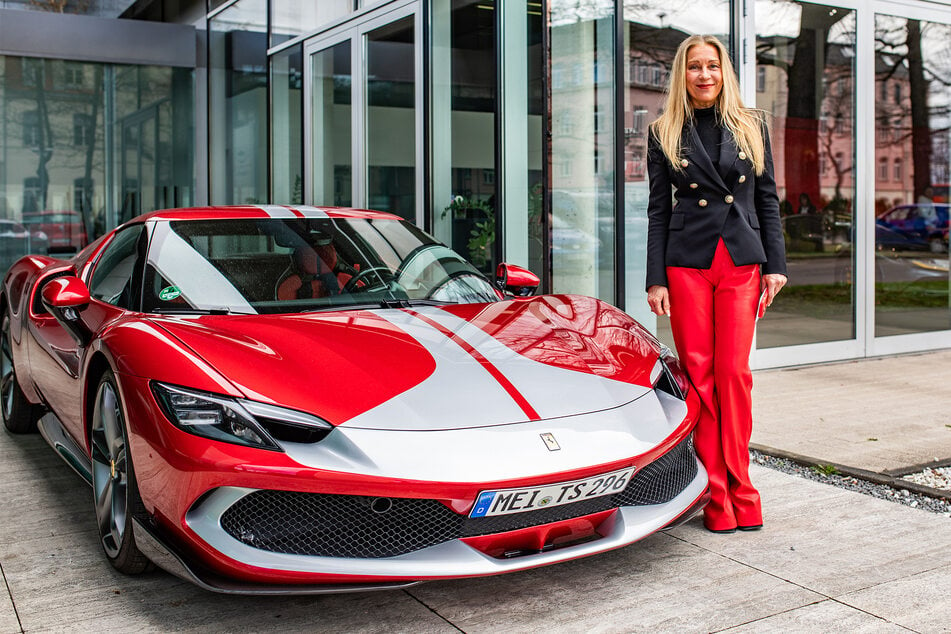 Sibylle Thomas-Göbelbecker leitet das Ferrari-Autohaus in Radebeul und sucht ein bis zwei Auszubildende in diesem Jahr.