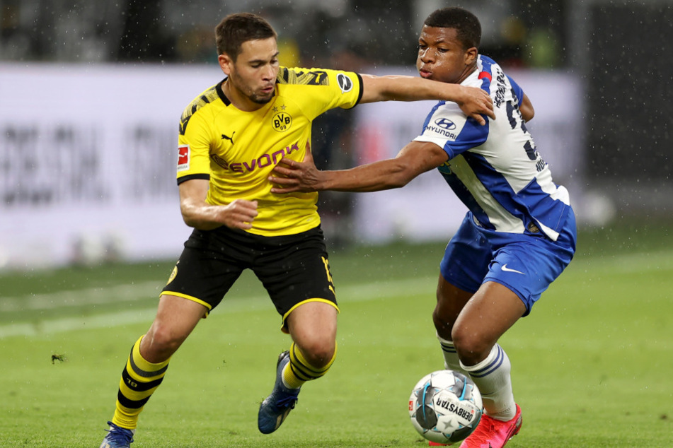 Raphael Guerreiro (26) im Zweikampf mit Herthas Jessic Ngankam (19, r.).