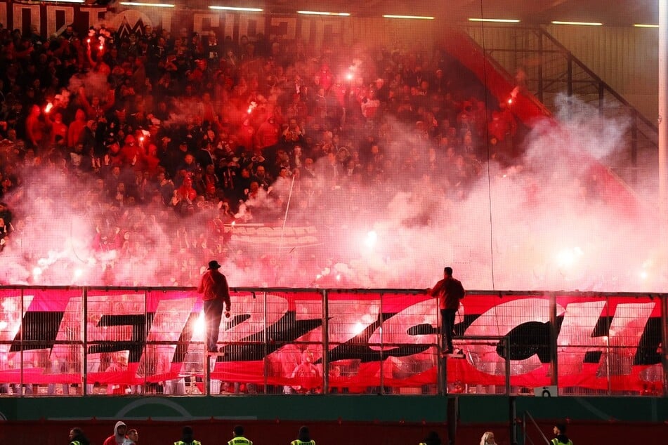 Noch ein Bild aus der ersten Hälfte: Der Leipzig-Block brannte vor Anpfiff lichterloh.