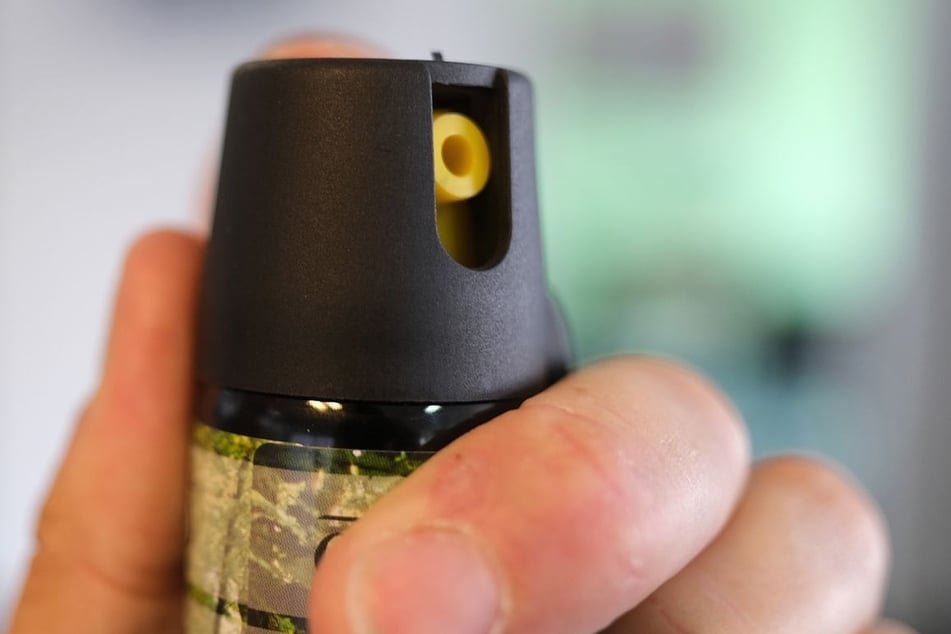 Es kam zu einem Gerangel, in dem einem Beamten das Pfefferspray entrissen wurde. (Symbolfoto)