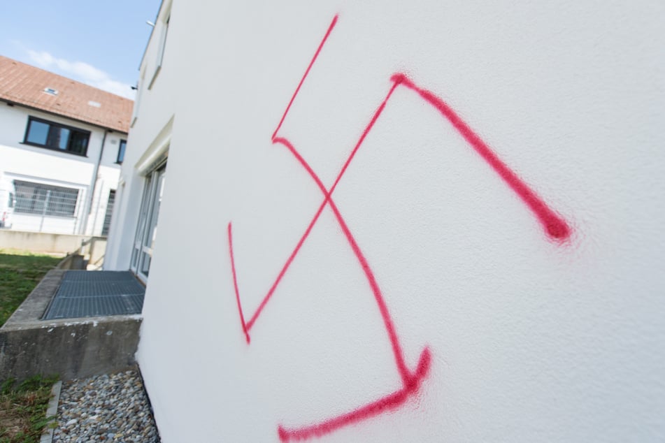 Im Magdeburger Stadtteil Sudenburg wurden mehrere Hauswände mit Nazi-Schmierereien versehen. (Symbolbild)