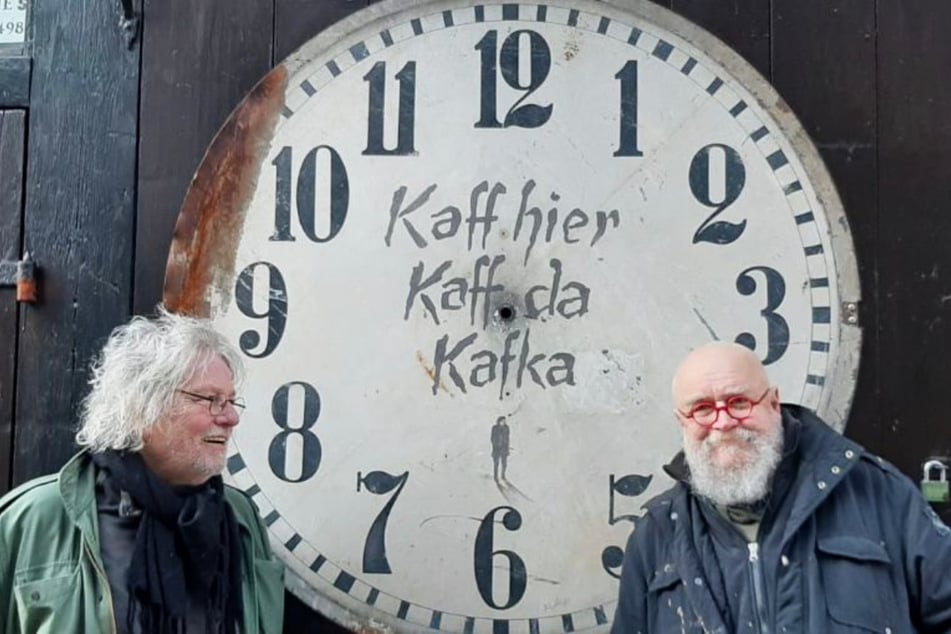 Im vergangen Jahr ist bereits sein guter Freund und Wegbegleiter Jörg Beier (l., † Mai 2021) verstorben. Die Grafik in dem Ziffernblatt der beiden Künstler ist eins von Fichtners Werken.