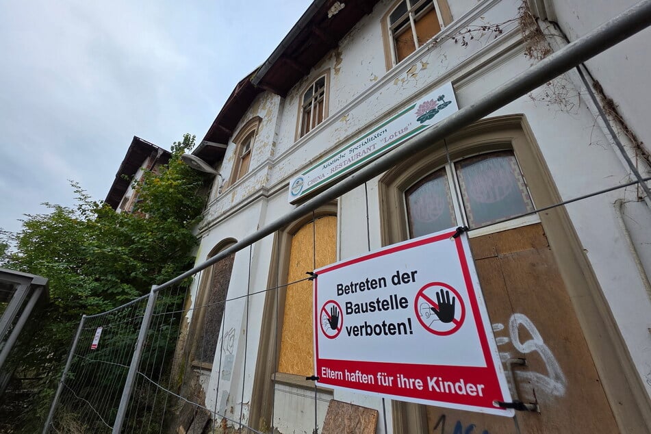 "Betreten der Baustelle verboten!", warnt ein Schild.