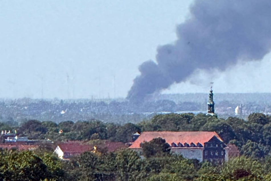 Die Rauchwolke ist bis nach Leipzig klar erkennbar.