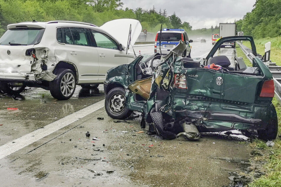 Unfall A5: Schwerer Unfall auf der A5: Rettungs-Hubschrauber fliegt Autofahrerin ins Krankenhaus