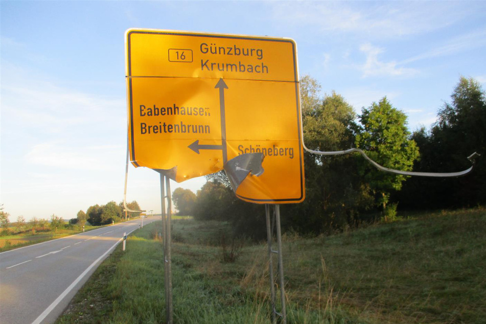 Unbekannte haben das Verkehrsschild an der B16 nahe Schöneberg mit Sprengstoff zerstört.