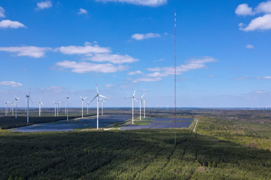 Im brandenburgischen Windpark lieferte eine Windmast In einer Höhe von 300 Metern innerhalb eines Jahres Erkenntnisse für künftige Höhenwindtürme.