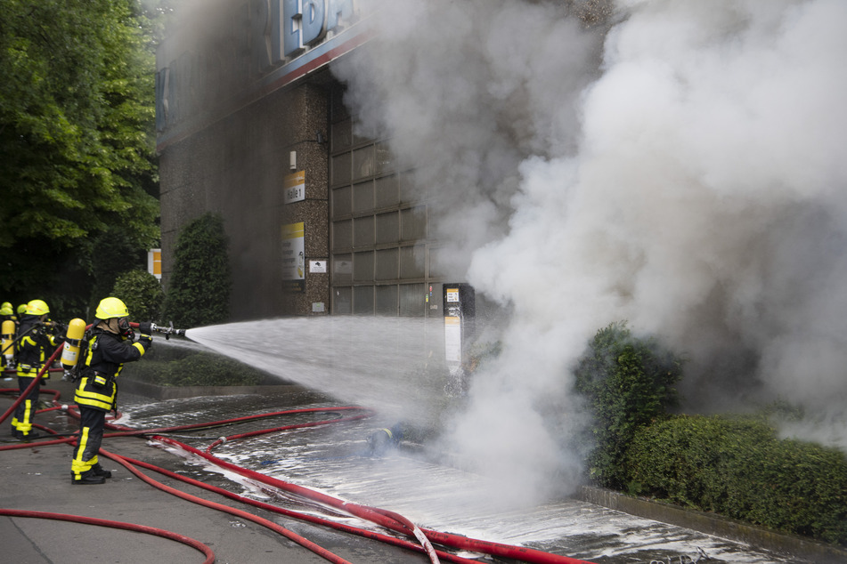 Rund 100 Einsatzkräfte der Feuerwehr waren im Einsatz.
