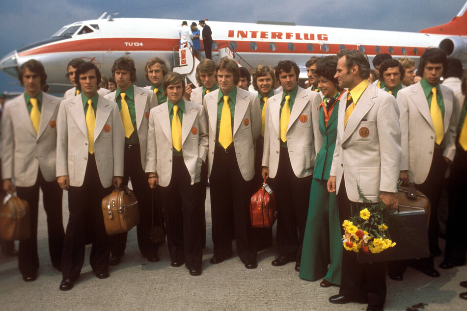 Im schicken Outfit der 70er-Jahre durften die vorher politisch geschulten Sportler 1974 in den Westen reisen.