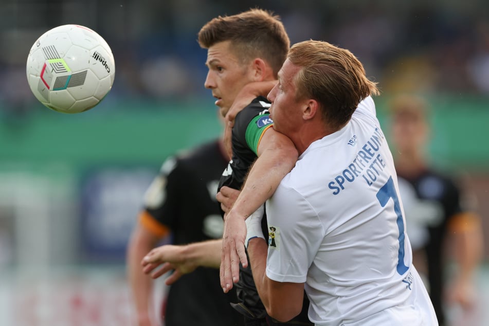 Voller Körpereinsatz, es wird sich nichts geschenkt! Lottes Lars Spit (r.) und Karlsruhes Marvin Wanitzek im Duell um den Ball.