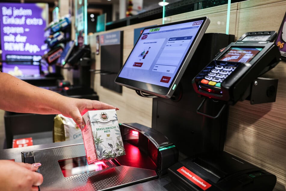 Scan, pay and pack: Some customers try to cheat at so-called "self-checkout" checkouts (SCO). (symbolic image)