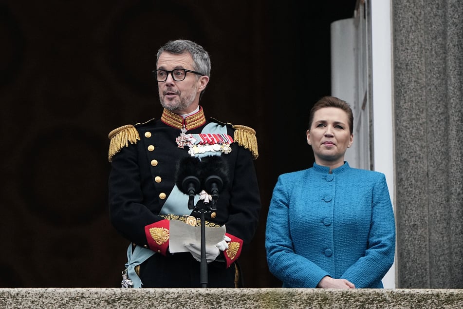 Frederik X. (55) wendet sich im Beisein von Dänemarks Regierungschefin Mette Frederiksen (46) nach der Ausrufung zum König an sein Volk.