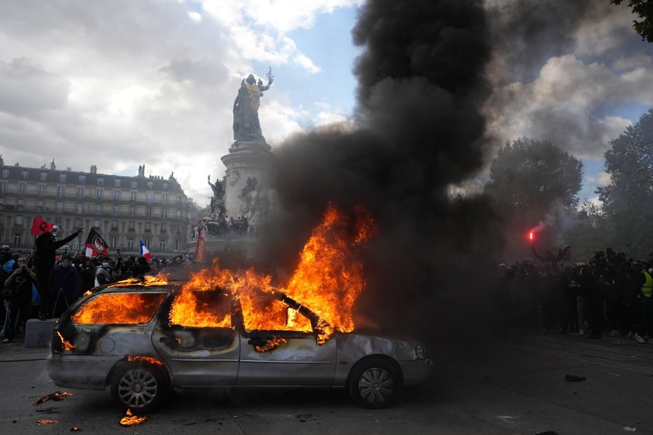 Ein Auto brennt auf dem Platz der Republik in Paris.