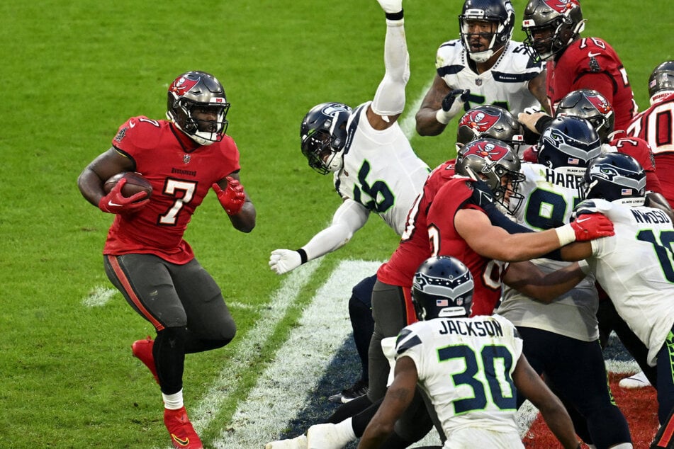 Erstmals seit der Deutschlandpremiere in München 2022 treffen die Tampa Bay Buccaneers auf die Seattle Seahawks. Beide haben an diesem Wochenende etwas Besonderes zu feiern.