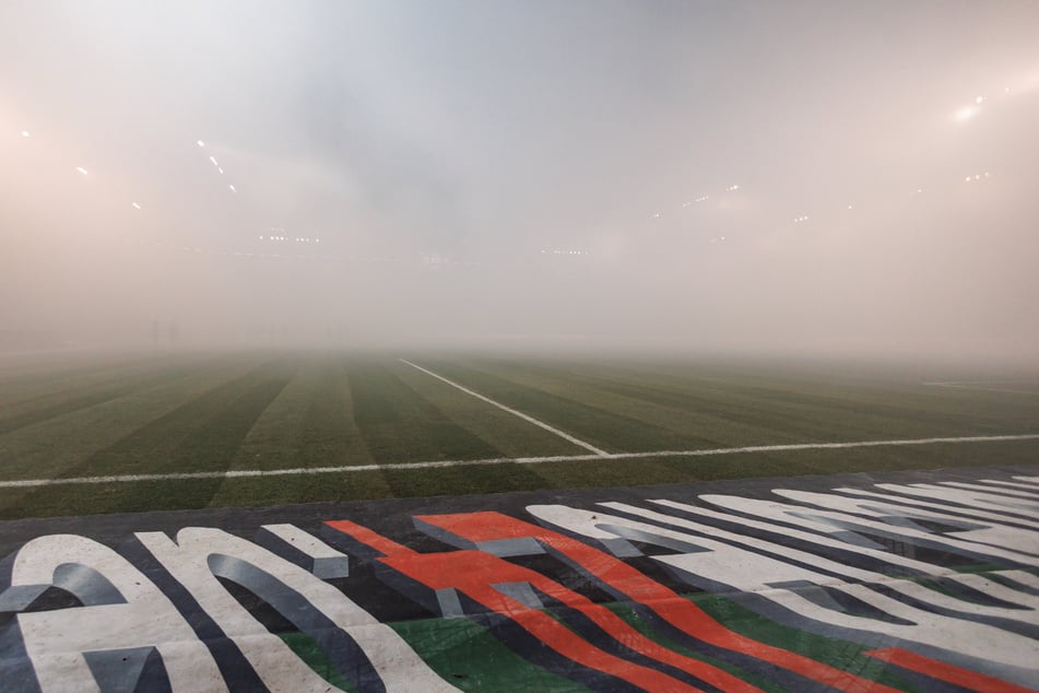 Der Anpfiff der Partie verzögerte sich aufgrund von Bengalos, die im Heimblock gezündet wurden.