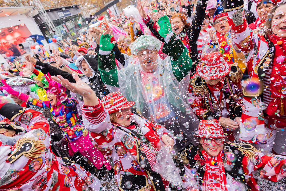 An Weiberfastnacht übernehmen symbolisch die Frauen das Regiment. (Archivbild)