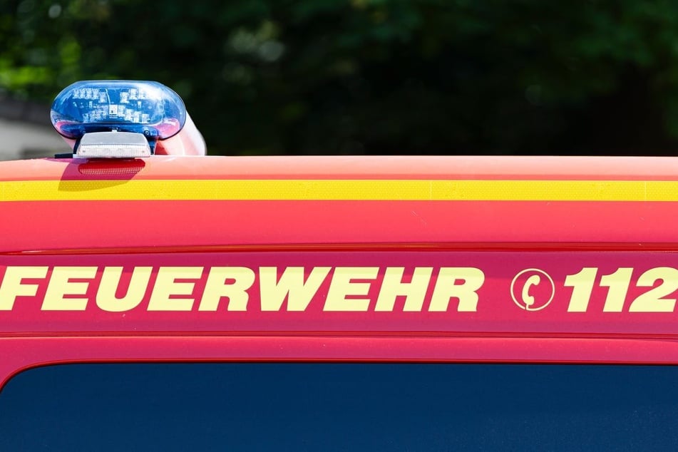 Die Feuerwehr rückte zügig an, konnte einen schweren Schaden am Haus jedoch nicht mehr verhindern. (Symbolfoto)