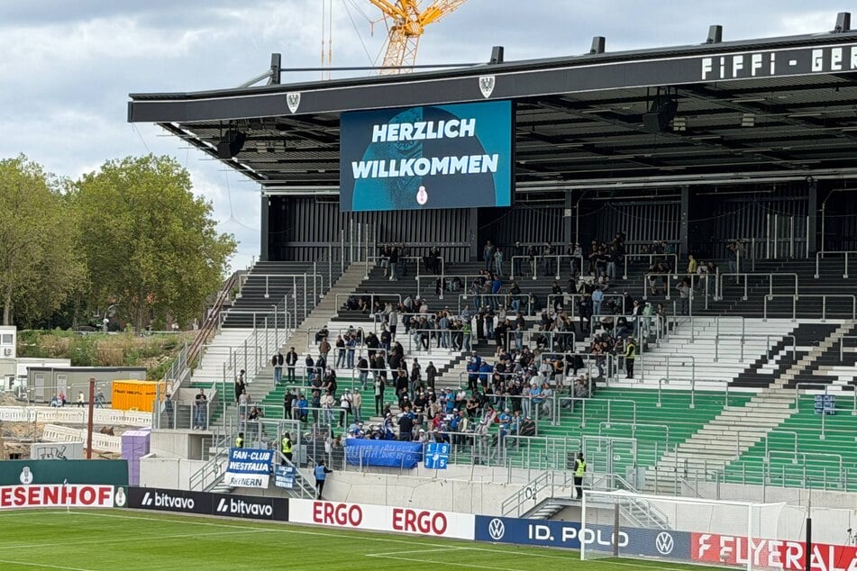Auch die anderen Ränge im Preußenstadion füllen sich allmählich.