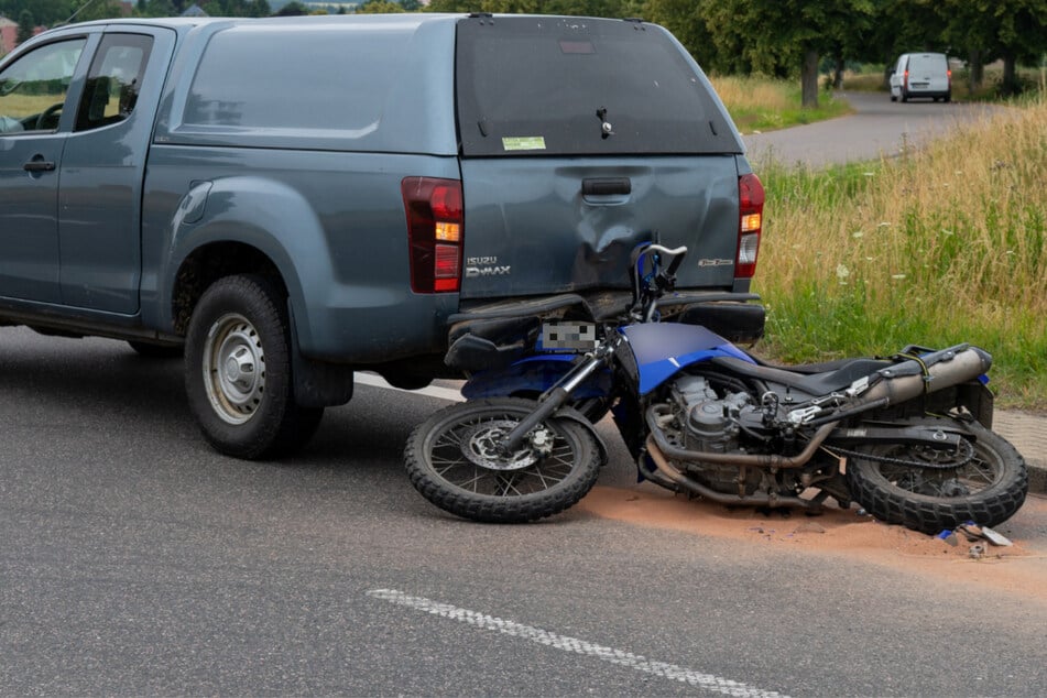 Heftiger Auffahrunfall: Biker prallt auf Pick-up