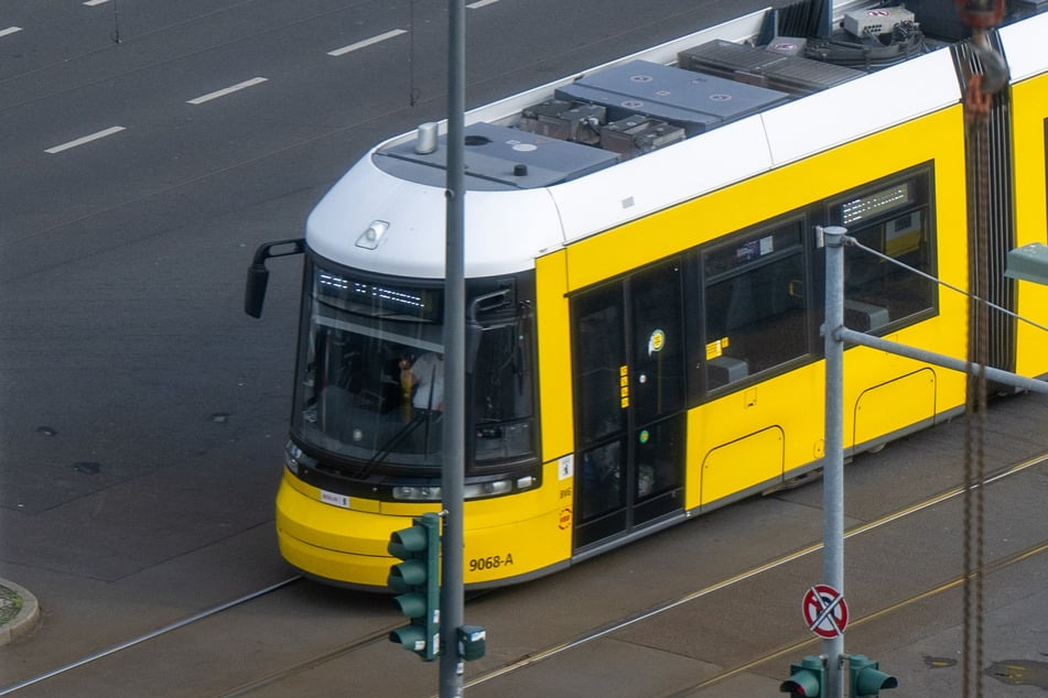 Auto kracht in Straßenbahn: 47-Jähriger schwer verletzt!
