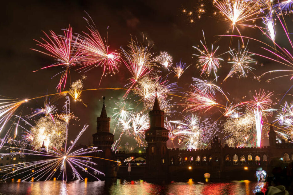 Ein Feuerwerk entlädt sich über der Oberbaumbrücke während der Neujahrsfeier 2020. Solche Bilder könnten für den Jahresbeginn 2021 ins Wasser fallen.
