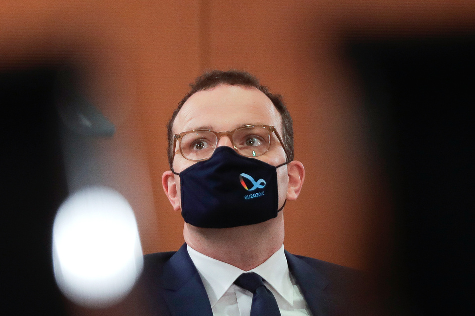 Jens Spahn (CDU), Bundesgesundheitsminister, mit Mund-Nasen-Schutz während einer Sitzung des Bundeskabinetts im Kanzleramt.