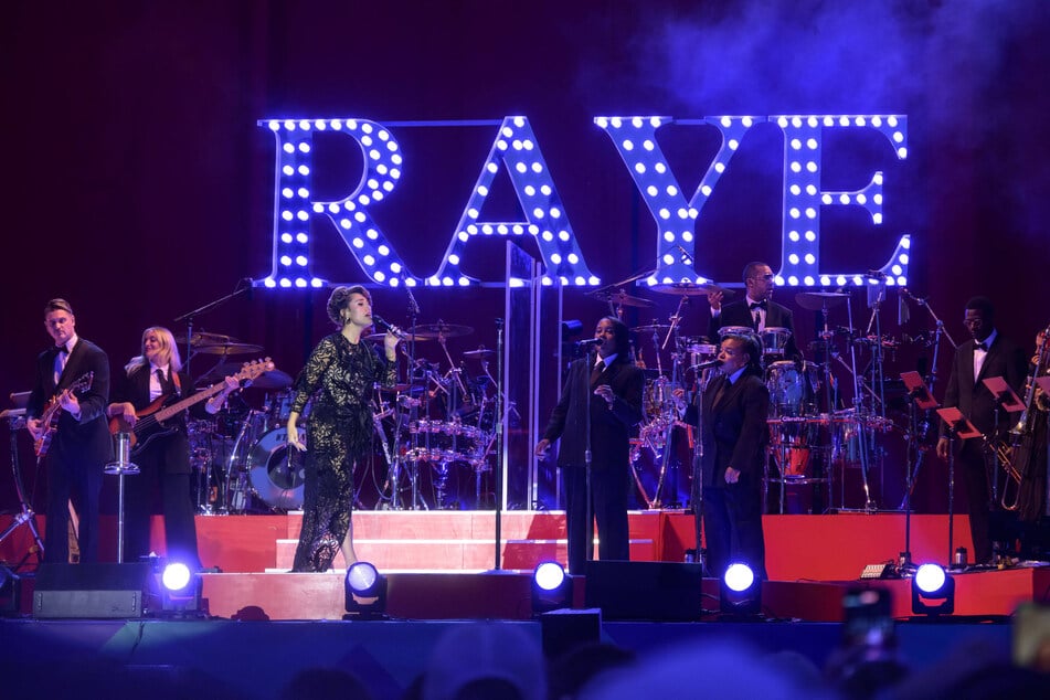 Mit Jazz-Orchester performt Raye (28) bekannte und neue Songs.