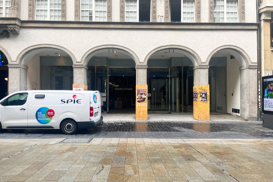 Der frühere Görtz-Schuhladen in der Petersstraße steht seit fast einem Jahr leer. Seit einigen Wochen finden Bauarbeiten statt.