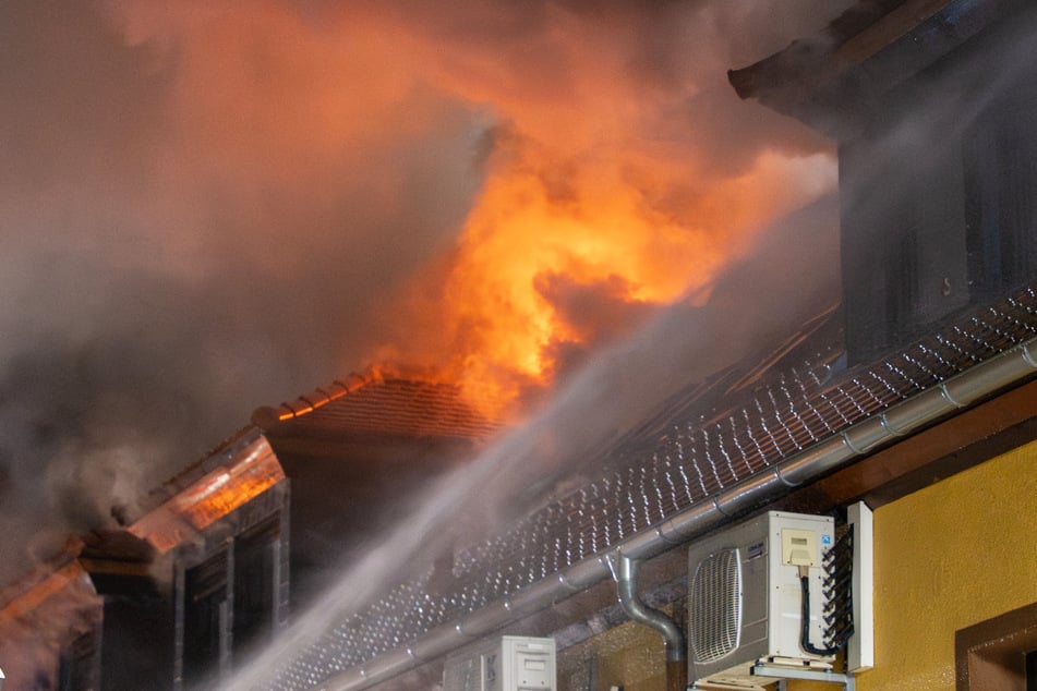 Das Feuer breitete sich auf einer Länge von rund 40 Metern in dem Dachstuhl aus.