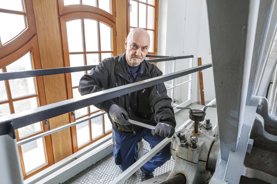 Bergbahnen-Betriebsleiter Carsten Lauterbach (61) prüft eines der Lager am Leitrad.