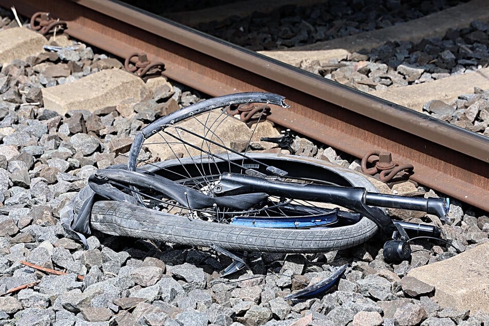 Bilder des Fahrrads lassen die Schwere des Zusammenstoßes erkennen.