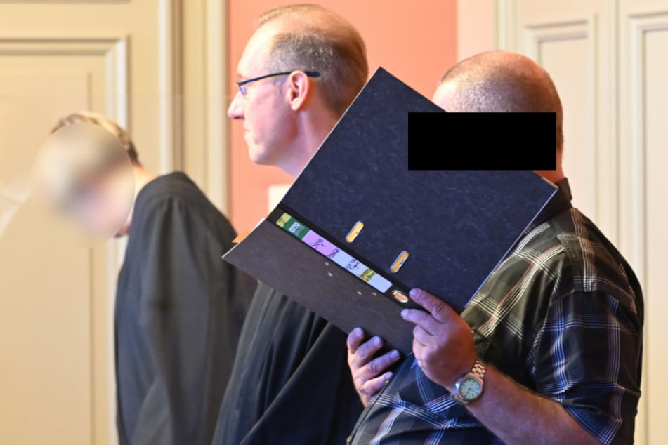 Kinderschänder Manfred S. (heute 59) war am Mittwoch nicht zur Verhandlung in Leipzig (hier beim Prozess in Zwickau 2024).