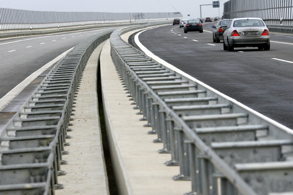 Fünf Fußgänger waren am Dienstag auf dem Standstreifen der A38 unterwegs. Sie waren illegal per Lastwagen nach Deutschland eingereist. (Symbolbild)